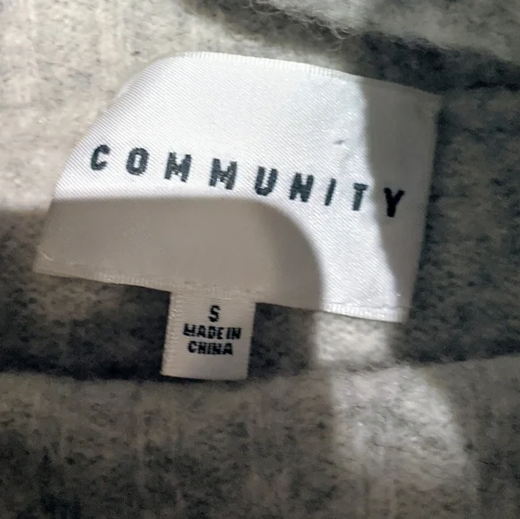 Community Wool Sweater 🙌 - Picture 2 of 5